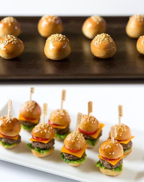 Perfect Party Food: How to Make Mini Cheeseburgers, Pizzazzerie.com #appetizer Mini Burgers Party, Mini Aperitivos, Party Canapes, Mini Hamburger, Mini Cheeseburger, Picky Toddler Meals, Burger Party, Mini Appetizers, Fingerfood Party