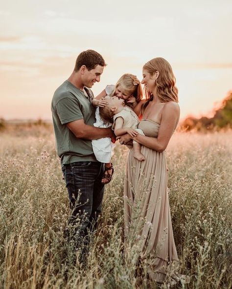 Family Session Poses, Outdoor Family Photoshoot, Summer Family Pictures, Big Family Photos, Family Photoshoot Poses, Summer Family Photos, Outdoor Family Photography, Family Portrait Poses, Family Photoshoot Outfits