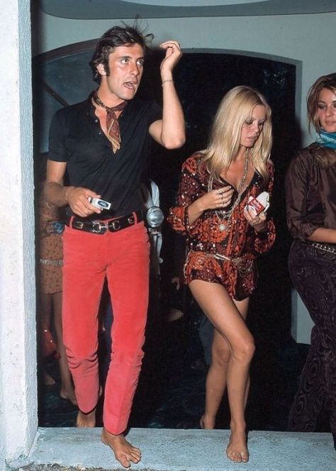 BB in St. Trop...seriously need this framed 70s Mode, Bridgette Bardot, Hollywood Vintage, Bridget Bardot, Bardot Style, Fest Outfits, Lauren Hutton, Belle Silhouette, Studio 54