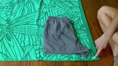 Have an old beach towel laying around at home? Well, try this ultimate summer DIY project and turn that towel into cute pair of shorts and a matching tote bag too. Towel Shorts Pattern, Towel Shorts Diy, Sew Shorts, Towel Shorts, 2025 Design, Cloth Ideas, Summer Diy Projects, Sewing Shorts, Diy Towels