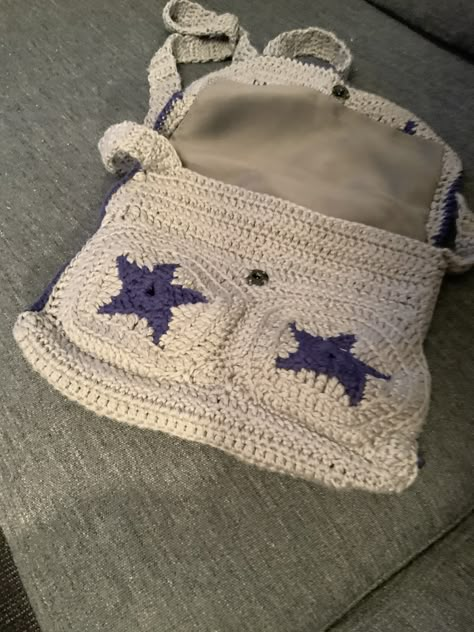 Little Things To Crochet, Crocheting Aesthetic, Crochet Satchel, Cute Things To Crochet, Crochet Messenger Bag, Crochet Bag Ideas, Crochet Bag Purse, Tote Bag Crochet, Easy Diy Clothes