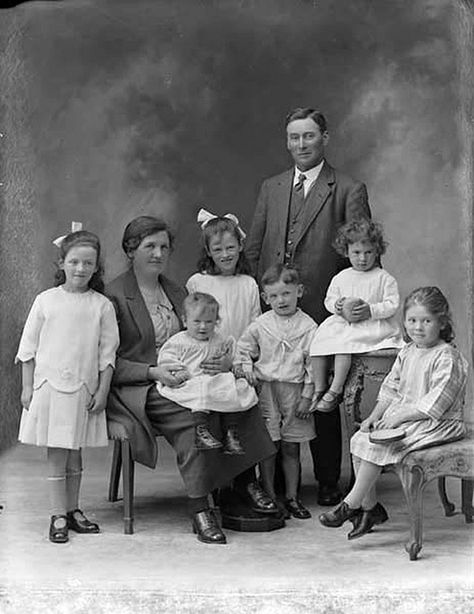 July 21, 1925 This is the Veale family of Ballynageeragh, Dunhill, Co. Waterford Vintage Family Pictures, Vintage Family Photos, Irish Surnames, Irish Genealogy, Old Time Photos, Victorian Pictures, Old Family Photos, Time Pictures, Antique Pictures