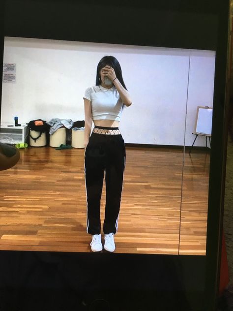 Jennie Dance Practice Outfit, Jennie Dance, Dance Outfits Practice, Practice Outfits, Look Older, Dance Practice, Forever Young, Insta Photo Ideas, Insta Photo