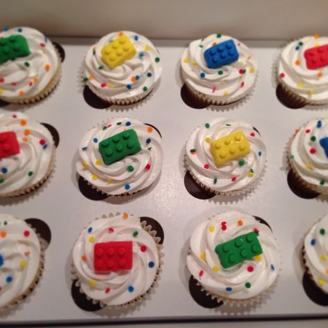 Lego Party Cupcakes, Diy Lego Cupcakes, Lego Cupcake Stand, Lego Birthday Party Cupcakes, Lego Cupcake Ideas, Lego Themed Cookies, Lego Birthday Cupcakes, Legoland Birthday Party, Legos Birthday Cake