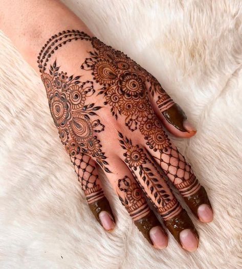 Henna designs Latest Mendhi Designs 2023, Mehndi Designs Traditional, Backhand Mehndi Designs, New Simple Mehndi Designs, Finger Mehndi Style, Henna Styles, New Mehndi Design, Beautiful Mehndi Designs, Short Mehndi Design