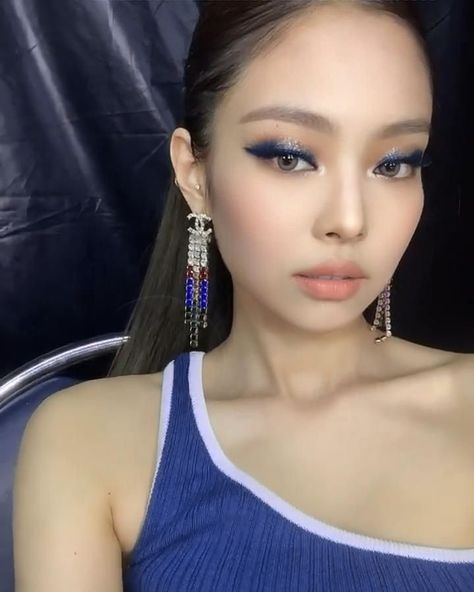 Jennie Kim Contact Lenses, Jennie Rhinestone Makeup, Jennie Heavy Makeup, Jennie Siren Eyes, Jennie Kim Makeup, Looks Coachella, Kim Makeup, Gem Makeup, Eye Ideas