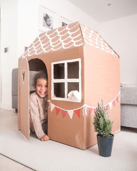 DIY Cardboard House @latteandlullabies Cardboard Decoration Ideas, Cardboard Box Playhouse Diy, Diy Cardboard House, Playhouse Diy, Christmas Kids Room, Cardboard Box Houses, Cardboard Play, Cardboard Creations, Cardboard Dollhouse