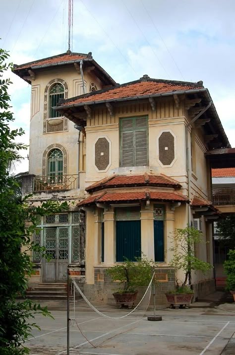 Thai Apartment Exterior, Southeast Asian Apartments, Vietnamese House Traditional, South Asian House, French Colonial Exterior, Asian House Exterior, Southeast Asian Architecture, Houses In The Philippines, Asian Houses