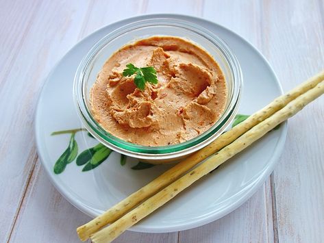 Feta - Tomaten - Dip - mit Basilikum und Knoblauch. Über 60 Bewertungen und für raffiniert befunden. Mit ► Portionsrechner ► Kochbuch ► Video-Tipps! Feta Dip, Red Curry, Thai Red Curry, Hummus, Feta, Dip, Peanut Butter, Peanut, Condiments