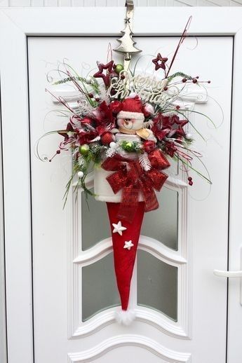 Santa Hat Decorating Ideas, Door Hanger Christmas, Christmas Santa Hat, Christmas Floral Arrangements, Easy Christmas Decorations, Christmas Decorations Diy Outdoor, Santa Hats, Christmas Swags, Holiday Crafts Christmas