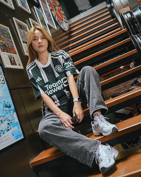 Manchester United Outfit Women, Jerseys Outfit, Sports Jersey Outfit, Soccer Girlfriend, Manchester United Shirt, Bloke Core, Jersey Fits, Aesthetic Vogue, Football Jersey Outfit