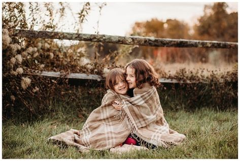 Wrapped In Blanket Photography, Family Photo With Blanket, Family Photos On Blanket, Family Photos With Blanket, Family Blanket Photos, Blanket Photoshoot Ideas, Blanket Photoshoot, Wrapped In Blanket, Family Photo Blanket