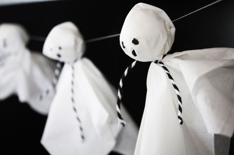 Ghost Garland Diy, Cotton Ball Garland, Easy Halloween Decoration, Diy Ghost Decoration, Ghost Garland, Diy Ghost, Ghost Diy, Easy Halloween Decorations, Garland Diy