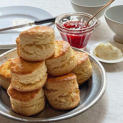 Baking Scones Aesthetic, Scones Aesthetic, Teatime Snacks, British Nostalgia, High Tea Baby Shower, British Scones, Scones And Jam, British Sweets, English Scones