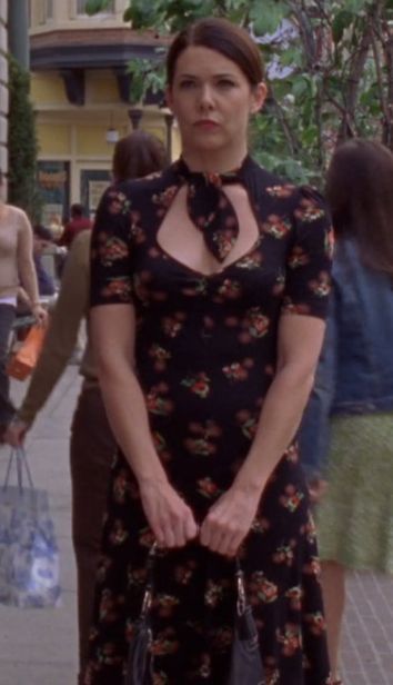 Lorili Gilmore Outfits, Lorelai Outfits, Early 2000s Dresses, Gilmore Girls Lorelai, Gilmore Girls Fashion, 2000s Dress, Gilmore Girls Outfits, Sale Signs, Gilmore Girls Seasons