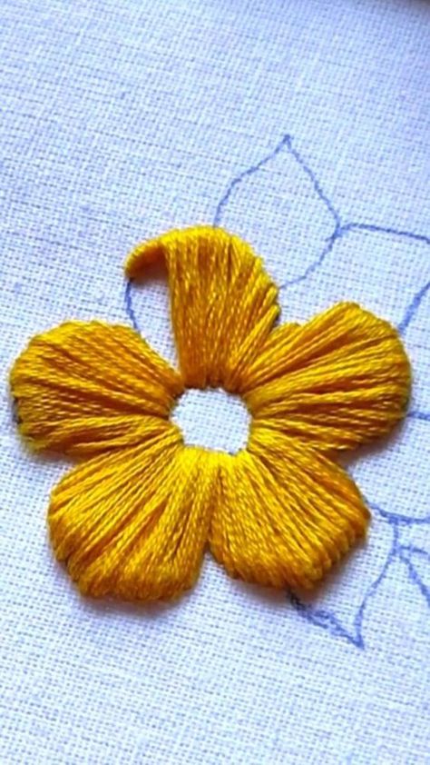 Vezenje Flower, How To Make Embroidered Flowers, Learn Hand Embroidery Stitches, Floral Embroidery How To, How Embroidery Flowers, Embrodiary Design By Hand, How To Do Flower Embroidery, Cute Embroidery Flowers, Hand Embroidery Hoop Designs