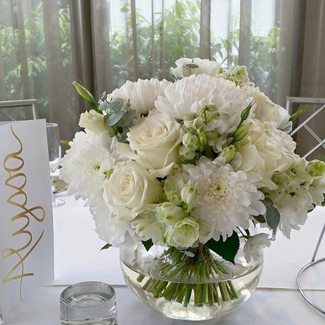 White centerpiece White And Gold Floral Arrangements, White Floral Arrangements, Table Flower Arrangements, Large Floral Arrangements, Flower Vase Arrangements, Flower Packaging, Wedding Decor Elegant, Beautiful Flower Arrangements, Table Flowers