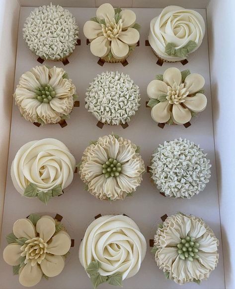 Cream Colored Cupcakes, Beige Cupcakes Aesthetic, Wedding Cupcakes Flowers, Blooming Birthday Party, Wedding Flower Cupcakes, Cupcakes Flower Decoration, Cupcake Decorating Ideas Wedding, 90th Birthday Cupcakes, White Floral Cupcakes