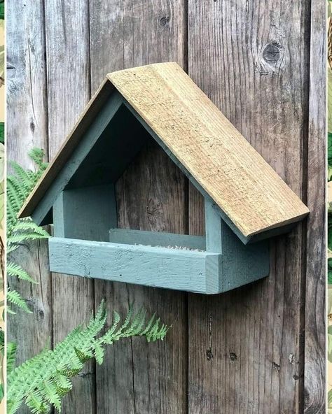 Small Wooden Projects, Small Garden Table, Wood Bird Feeder, Wooden Bird Feeders, Homemade Bird Houses, Bird Houses Ideas Diy, Bird Feeding Station, Homemade Bird Feeders, Bird House Feeder