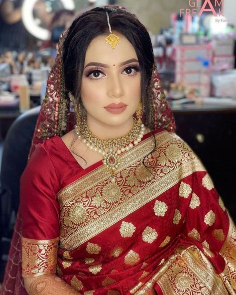 Banarsi Sari Look, Reception Sari Bridal, Benaroshi Saree Wedding, Bengali Wedding Reception Look, Makeup With Red Saree, Red Saree Makeup Look, Newly Wed Indian Bride Look, Red Saree Bridal Look, Bengali Wedding Saree