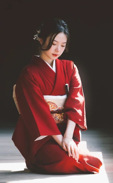 Kimono Photoshoot, Pose Mannequin, Yukata Women, Japanese Kimono Fashion, Japanese Traditional Clothing, Red Kimono, Kimono Outfit, Beautiful Kimonos, Japan Girl