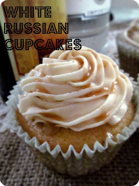 White Russian Cupcakes with Kahlua Buttercream and Icing White Russian Cupcakes, Boozy Cupcakes Recipes, Cupcake Painting, Boozy Cupcakes, Cupcake Wars, Boozy Desserts, White Russian, Sweets Cake, Candied Pecans