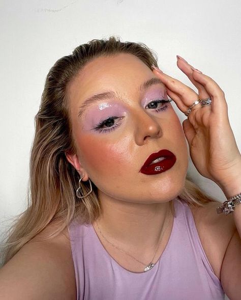 Lily Redman Makeup Artist 💗💋 on Instagram: "glossy lavender haze lids 💜💧🌹 ib: @taylorswift such a simple look made so effective by the addition of @pleasing face gloss!!! I’m a true gloss addict 🫶🏼 •••••••••••••••••••••••••••••• FACE: @uomabeauty say what foundation @lorealparis infaillable concealer @narsissist velvet matte foundation stick @morphebrushes big shot bronzer @rarebeauty liquid blush shade joy @charlottetilbury flawless filter @makeuprevolution fast base contour stick @na Lavender Haze Makeup Look, Lavender Haze Makeup, Lilac Eyeshadow, Flawless Filter, Glossy Lids, Plouise Makeup Academy, Lavender Haze, Foundation Stick, Contour Stick