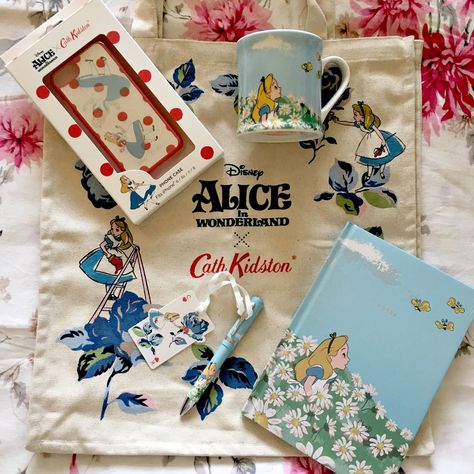 Alice In Wonderland Stuff, Vintage Tea Parties, Alice In Wonderland Gifts, Disney Bedrooms, Disney Phone Cases, Alice Liddell, Party Queen, Alice Madness, Chalk Drawings