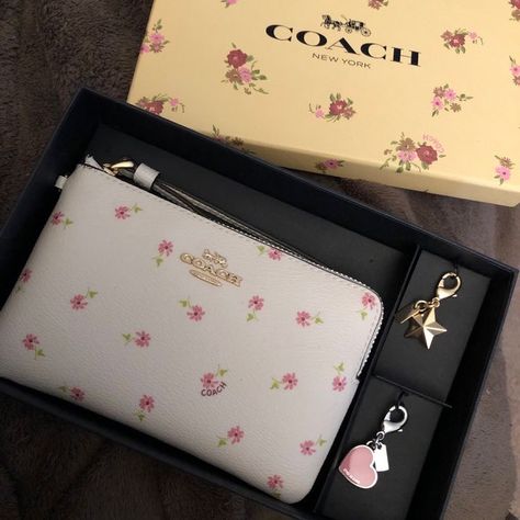 Coach Flower Wallet, Floral Coach Bag, Coach Wallet Aesthetic, Cute Coach Bags, Coach Floral Wallet, Coach Wallets, Coach Floral, Luxury Bags Collection, Handbag Essentials