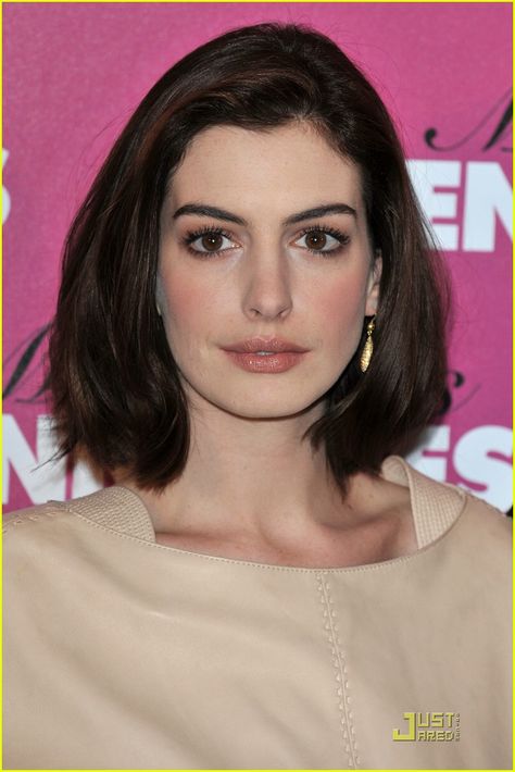 Anne Hathaway Bob, Anna Hatteway, Anne Hathaway Haircut, Anne Hathaway Hair, Anne Hattaway, Anne Hathaway Style, Bride Wars, Photo Bride, Beautiful Brown Eyes