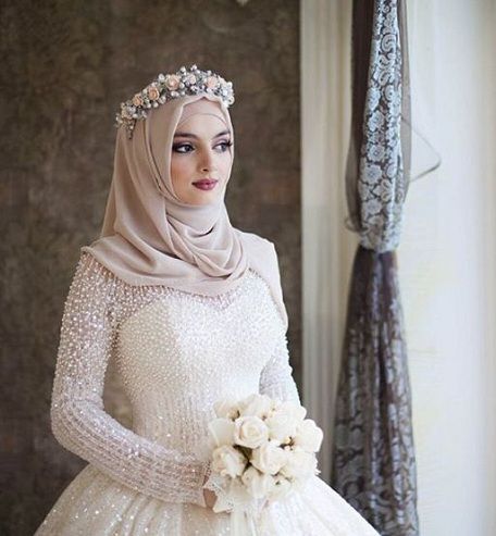 15 Modern Muslim Wedding Hijabs For Brides In Different Styles Hijabi Mode, Pose Pengantin, Hijabi Wedding, Bridal Hijab Styles, Wedding Hijab Styles, Hijab Stile, Baju Kahwin, Hijabi Brides, Fesyen Islam