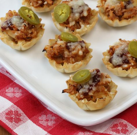 Athens Foods | Spicy BBQ Chicken Phyllo Sliders Recipe | Athens Foods Chicken Phyllo Cups, Phyllo Cup Recipes, Chicken Phyllo, Taco Dips, Appetizers Puff Pastry, Spicy Bbq Chicken, Recipes Using Puff Pastry, Phyllo Shells, Grilled Clams