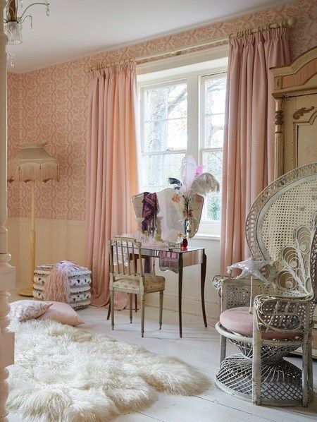 Faded Glamour, Blind Ideas, Pearl Lowe, Glamour Interiors, Girly Room Decor, Vintage Style Wallpaper, Maximalist Home, European Home Decor, Gold Bedroom