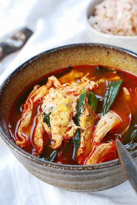 Korean Chicken Soup, Korean Soup Recipes, Koreansk Mad, Spicy Chicken Soup, Korean Soup, Korean Chicken, Spicy Korean, Asian Soup, Spicy Beef