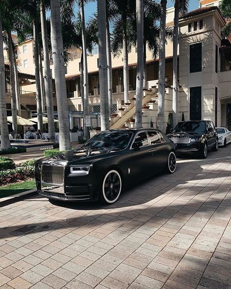 Cars Rolls Royce, Most Luxurious Car, Roll Royce, Cars Tattoo, Cars Drawing, Aesthetic Cars, Rolls Royce Motor Cars, Luxury Cars Rolls Royce, Rolls Royce Wraith