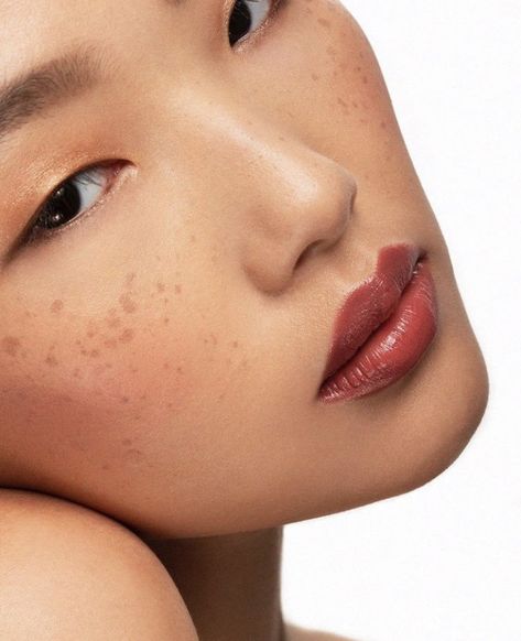 Asian Model Editorial Fashion, Vogue Beauty Editorial, Beauty Shoot Editorial, Asian Freckles, Makeup Photography Ideas, Smile Woman, Tinted Serum, Natural Beauty Photography, Beauty Shooting