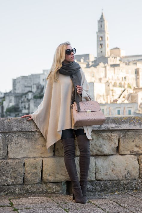 Beige Poncho Outfit, Scarf Outfit Winter, Poncho Outfit, Outfit Beige, Scarf Trends, Scarf Outfit, Grey Scarf, Italy Fashion, Neutral Outfit