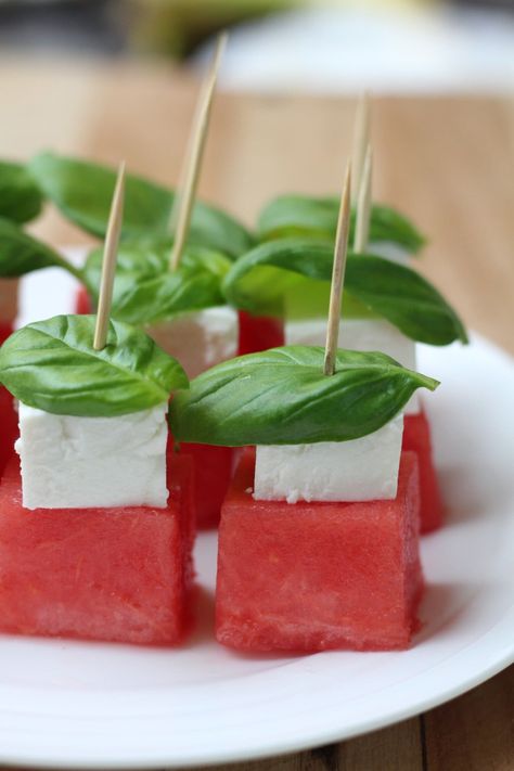 Dip For Watermelon, Watermelon Appetizer, Benefits Of Eating Watermelon, Summer Entertaining Recipes, Eating Watermelon, Watermelon And Feta, Feta Dip, Sweet Watermelon, Grazing Table