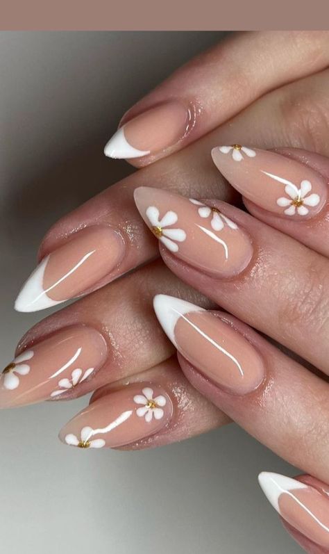 Nail Ideas Blue Flowers, White Design Square Nails, Yellow Spring Nail Designs, Nude Nails Flower Design, Nail Yellow Design, White And Gold Flower Nails, White And Yellow Nails Ideas, Nails Summer Natural, Nail Inspo Trendy 2024 Spring Almond