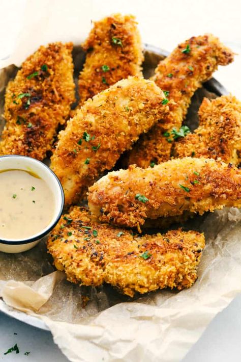 Delicious chicken tenders breaded in a garlic parmesan panko mixture and baked to crispy perfection! This is a meal the entire family will love! Garlic Parmesan Chicken Tenders, Baked Buttermilk Chicken, Chicken Tender Recipes Baked, Tender Recipes, Seasoned Bread, Homemade Chicken Tenders, Bbq Sauce Homemade Easy, Parmesan Chicken Tenders, Breaded Chicken Tenders