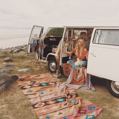 Mundo Hippie, Volkswagon Van, Bus Girl, Kombi Home, Hippie Bus, Hippie Lifestyle, Combi Volkswagen, Hippie Aesthetic, Volkswagen Camper