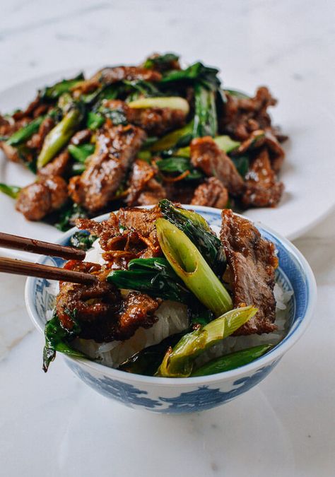 This scallion beef stir-fry is a quick and easy recipe that you'll make over and over again. Crispy beef and seared scallions are perfect over steamed rice. @thewoksoflife Resepi Biskut, Crispy Beef, Woks Of Life, The Woks Of Life, Mapo Tofu, Beef Stir Fry, Woks, Broccoli Beef, Stir Fry Recipes