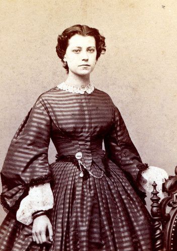 1860s Dresses, 19th Century Women, 1860 Fashion, Victorian Photos, Victorian Clothing, Victorian Women, Old Fashion, Vintage Portraits, Historical Clothing