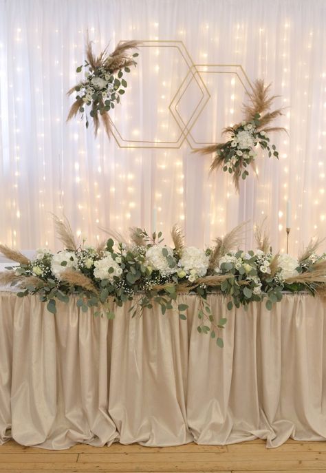 Beige Wedding Backdrop, Champagne And Greenery Wedding Table Decor, Wedding Main Table Decor, Champagne Theme Head Table, White And Green Wedding Sweetheart Table, Main Table Wedding, Camping Cakes, Wedding Church Decor, Wedding Hall Decorations