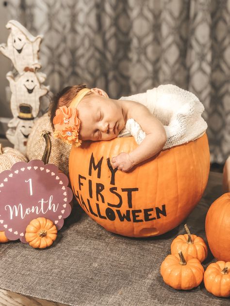 Babies first Halloween! Halloween Newborn Pictures, Newborn Halloween Photoshoot, Halloween Baby Pictures, Babies First Halloween, Kai Photo, Halloween Mini Session, Baby Holiday Photos, Fall Baby Pictures, Diy Newborn Photography