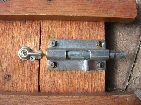 Chicken Coop Door Latch, Raccoon Proof Chicken Coop, Door Latch Ideas, Inside Chicken Coop, Urban Chicken, Chicken Pop, Chicken Coop Door, Coop Door, Chicken Barn