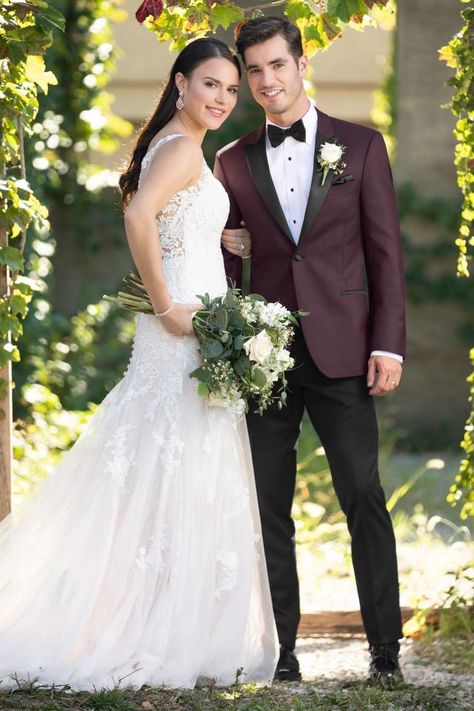 Two Tone Tuxedo Wedding, Wine Red Tuxedo Wedding, Groom Suits For Wedding, Tuxedo Designs, Tux Prom, Navy Tux, Fancy Wedding Cakes, Suits For Wedding, Groom And Groomsmen Suits