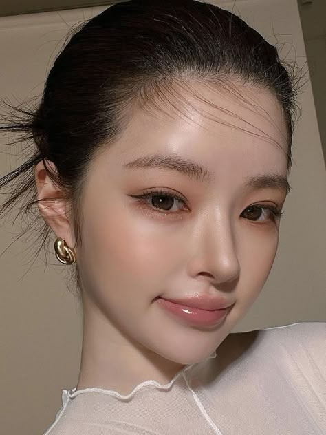 Mute Autumn Makeup Korean, Easy Asian Makeup, Soft Autumn Makeup Looks, Natural Elegant Makeup, Soft Elegant Makeup, Makeup For Autumn, Soft Makeup Look Natural, Korean Inspired Makeup, Kdrama Makeup