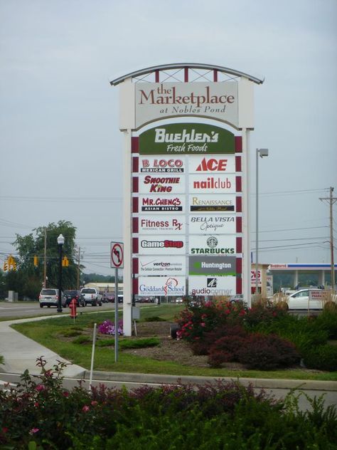 Pylon Sign, Monument Signs, Exterior Signage, Led Board, Bella Vista, Sign Ideas, Signage Design, Highway Signs, Monument