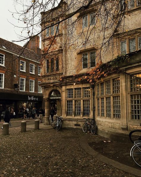 Polly Florence on Instagram: “From a few years back— wandering around Cambridge on a rainy October day. 🍂☁️ I’m so looking forward to what this month will bring—…” Shiloh Core, Dps Aesthetic, Lavender Latte, Dark Acadamia, Academia Aesthetics, Fotografi Kota, Fotografi Vintage, Paris Jackson, Foto Vintage